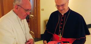 Papa Francesco benedice la maglia rosa con il cardinale Bertone